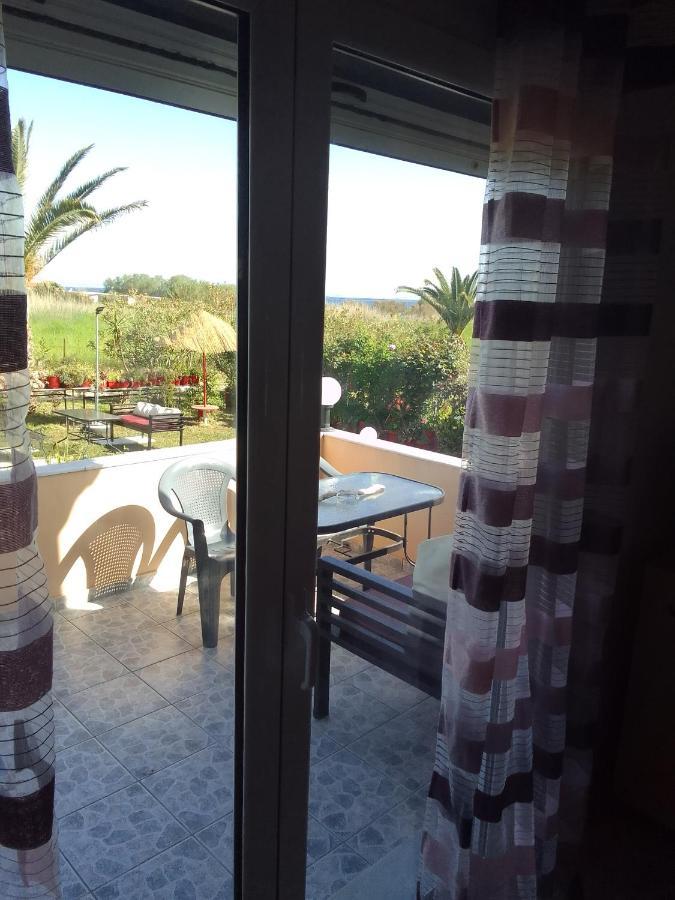 Studios Στουσ Πυργουσ Θερμησ Mytilene Bagian luar foto